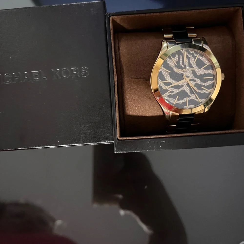 Michael Kors Watch Gold and Black Great Condition - Picture 4 of 4